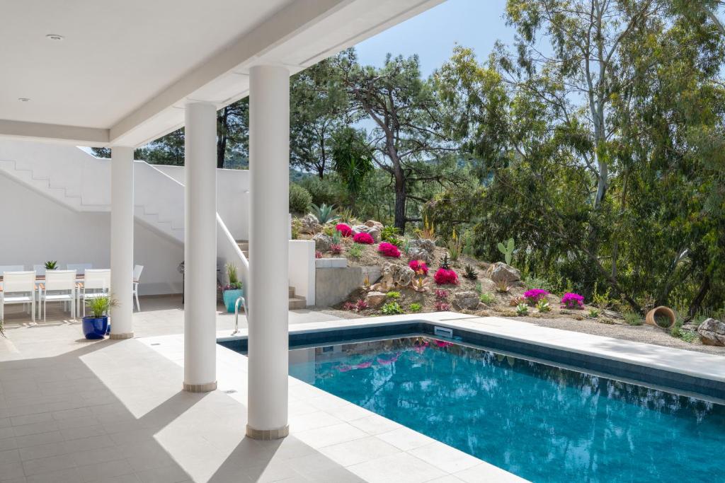 Hilltop Luxury Villa room 3