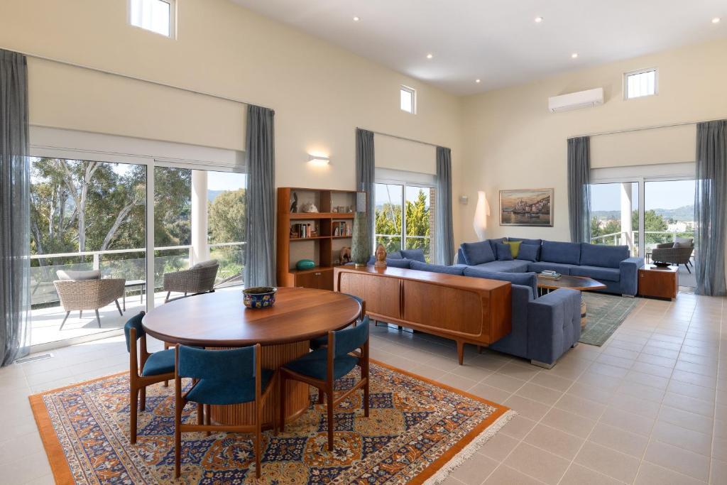 Hilltop Luxury Villa room 6